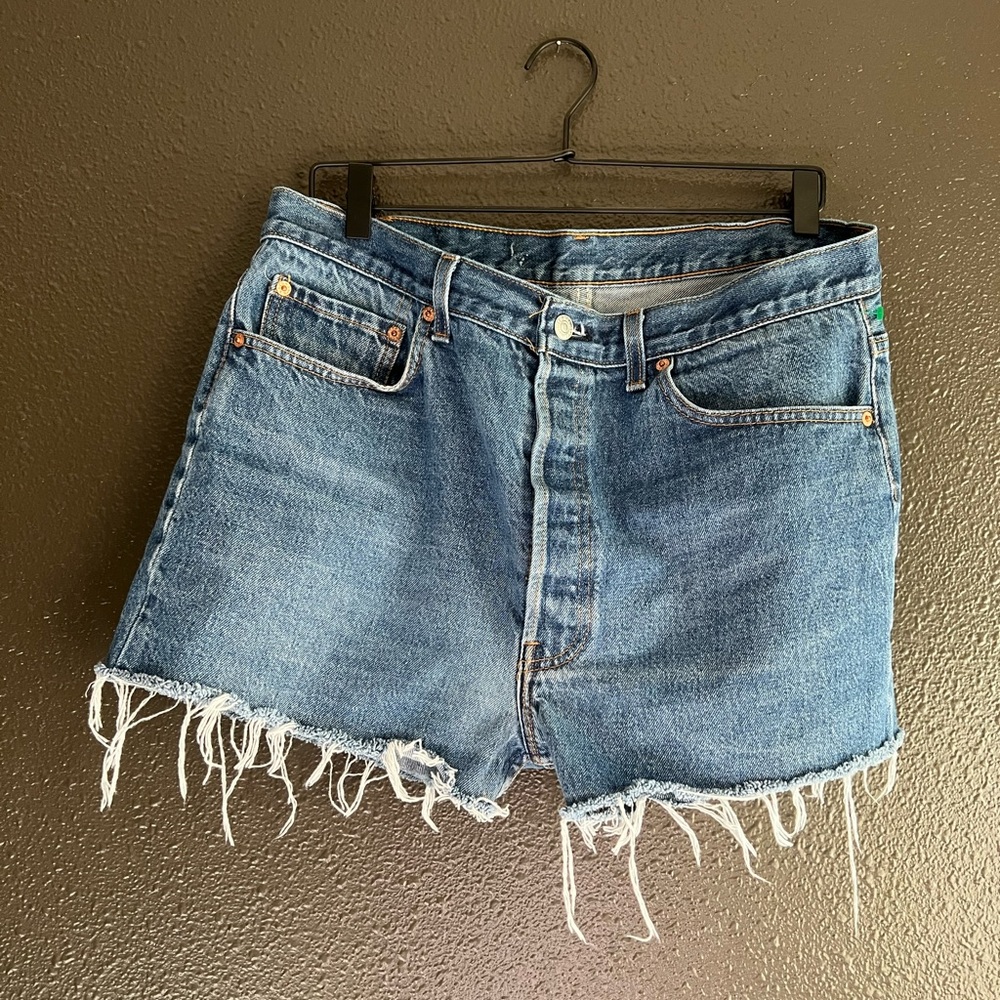 Levi Cutoff Short
